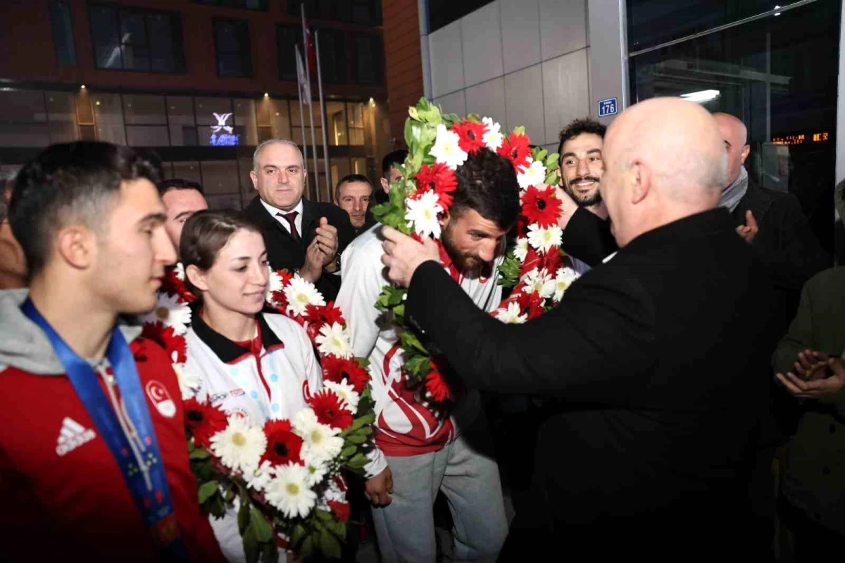 Darıca Belediyesi Milli Sporcuları Karşıladı