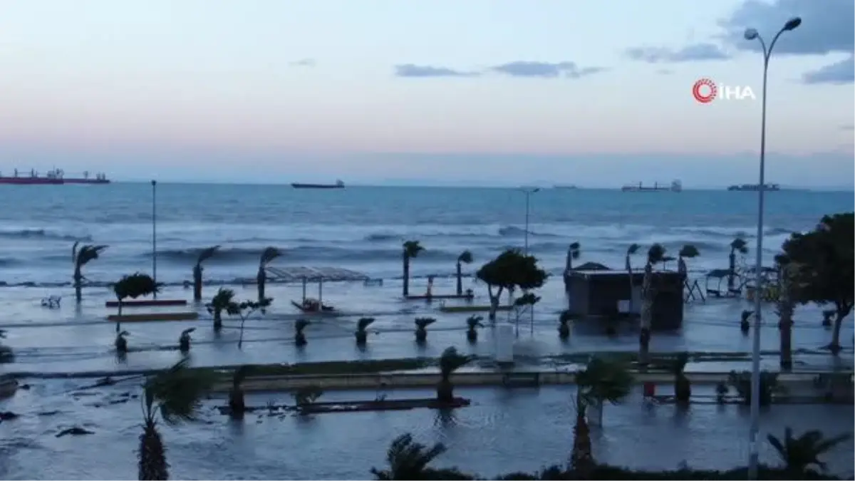 İskenderun Körfezi'nde deprem sonrası çökme: Denizle kara birleşti