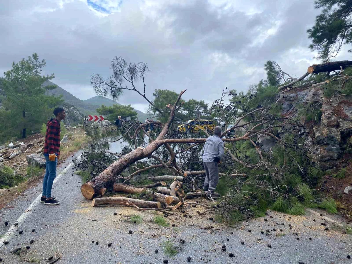 Antalya\'da Şiddetli Yağış ve Fırtına Sonucu Yol Ulaşıma Kapandı