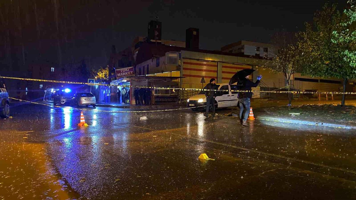 Diyarbakır\'da silahlı kavgada yaralanan genç hayatını kaybetti