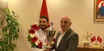 Dünya Kick Boks Şampiyonası'ndan madalya ile dönen milli sporcular Darıca'da karşılandı