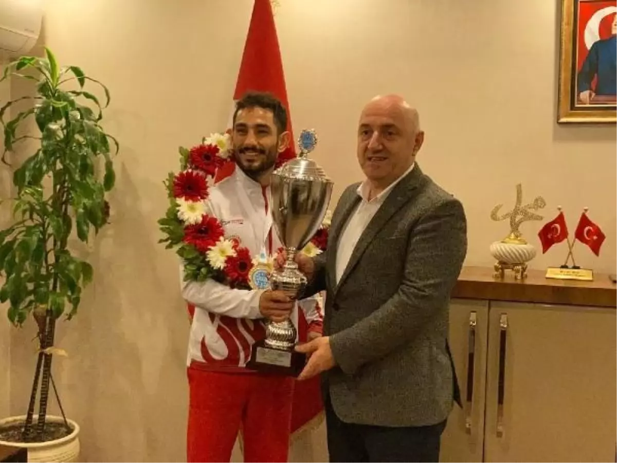 Dünya Kick Boks Şampiyonası\'ndan madalya ile dönen milli sporcular Darıca\'da karşılandı