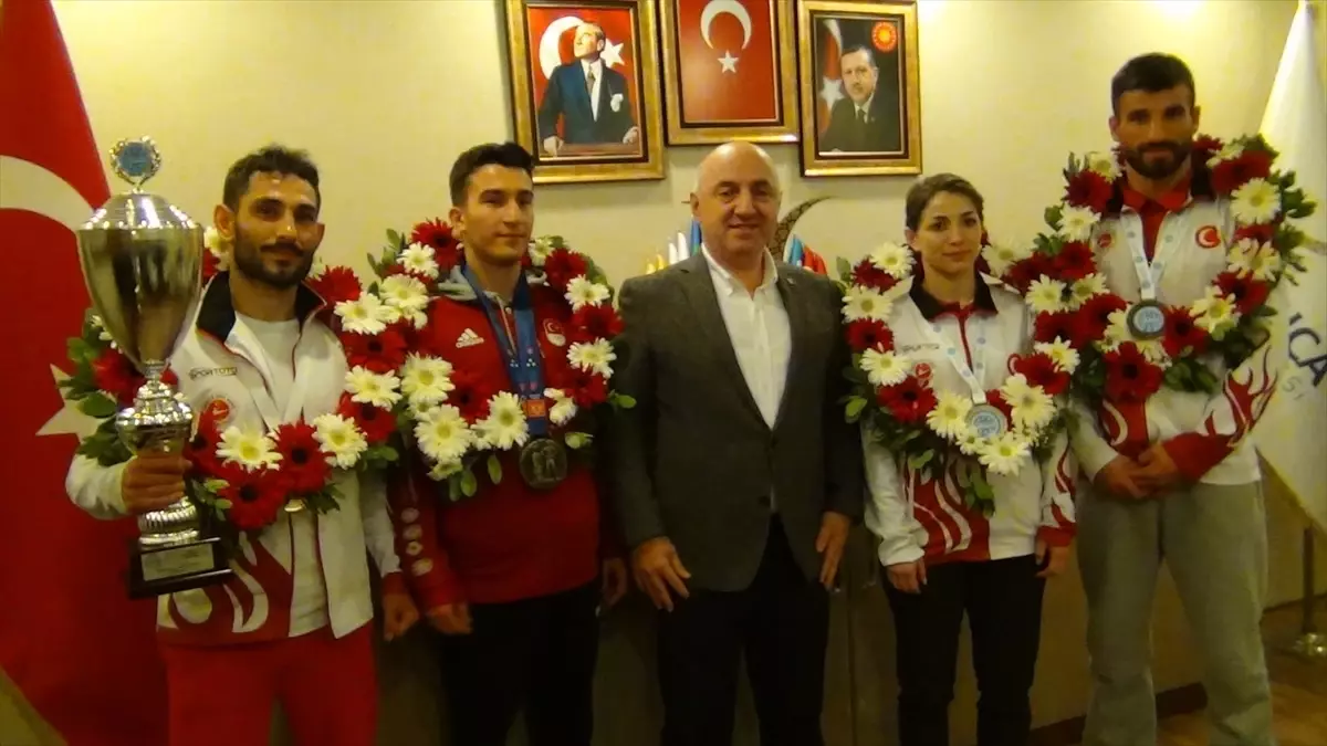 Dünya Kick Boks ve Avrupa Boks Şampiyonaları\'nda madalya kazanan sporcular davulla karşılandı