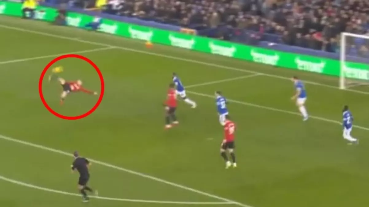 Manchester United\'ın yıldızı Garnacho\'dan akıllara durgunluk veren vuruş! Yılın golü olması kaçınılmaz