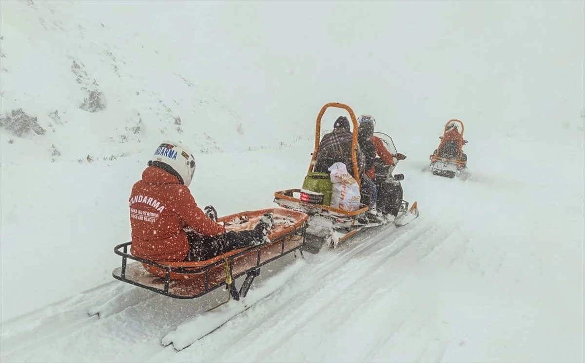 Erzurum\'da kar ve tipi nedeniyle yolu kapanan mezradaki hasta çocuk hastaneye ulaştırıldı