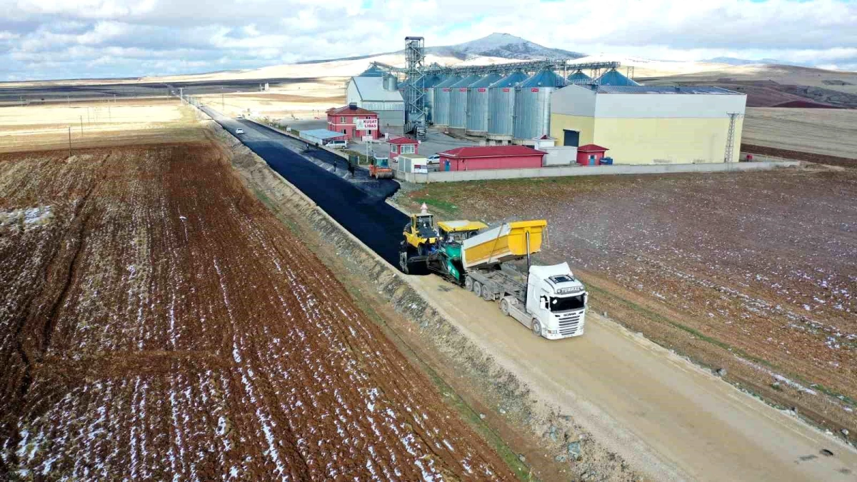 Kayseri Büyükşehir Belediyesi, Felahiye-İsabey-Çandır hattında 20 bin ton asfalt serimi gerçekleştirdi