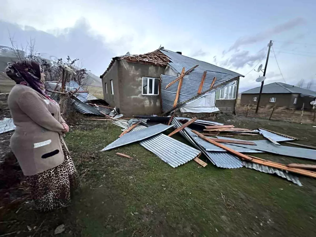 Hakkari\'de fırtınada evlerinin çatısı uçan aile deprem zannetti