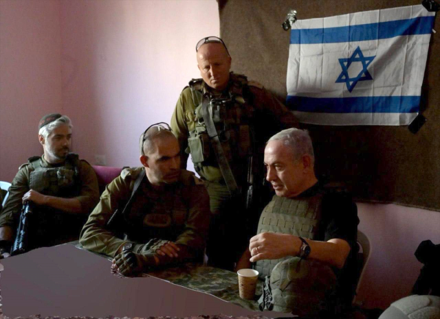 Gazze'de İsrail askerleriyle bir araya gelen Netanyahu: Bizi kimse durduramayacak
