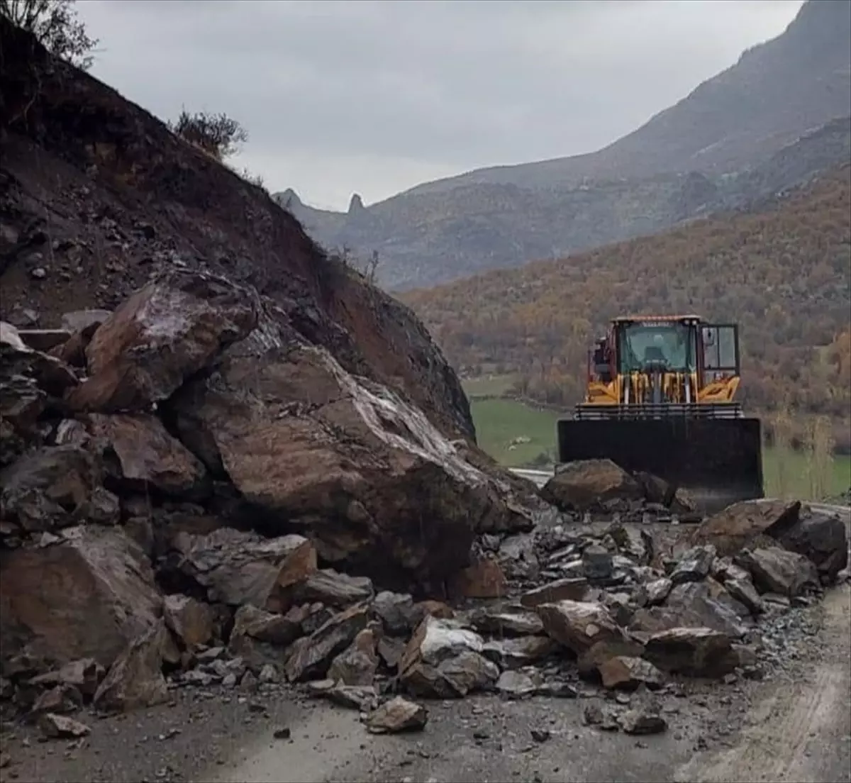 Hakkari Şemdinli\'de Yola Düşen Kaya Parçaları Kaldırıldı