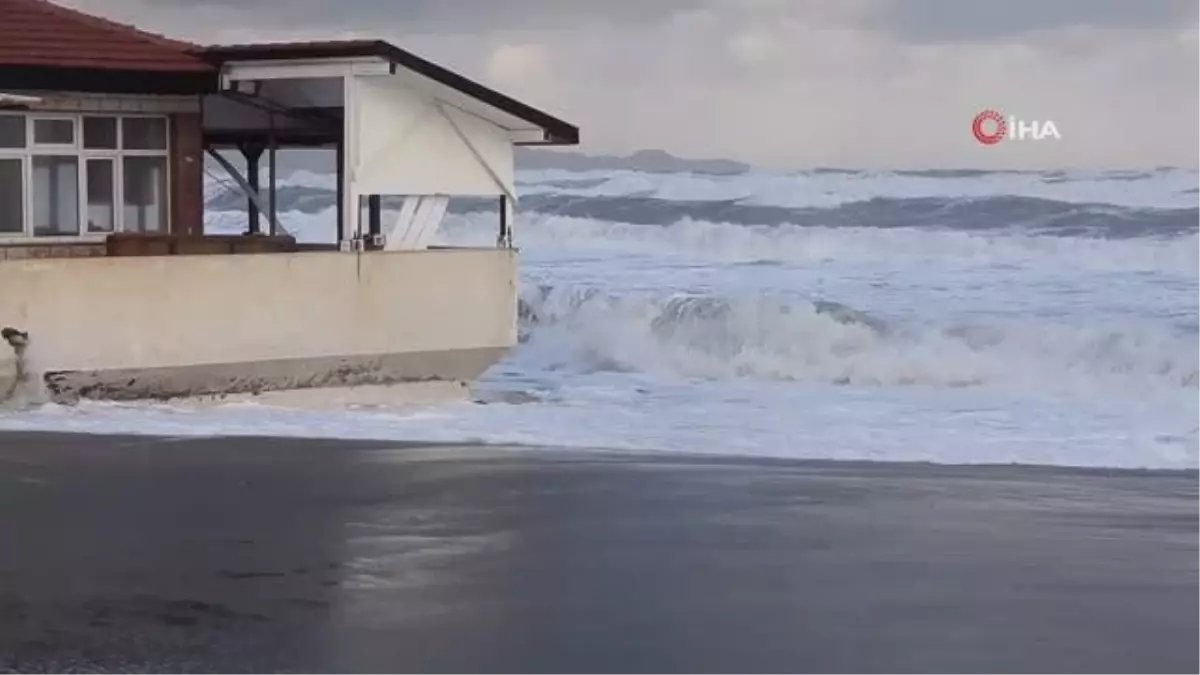 Hatay'da deniz taştı, iş yerleri ve caddeler su altında kaldı