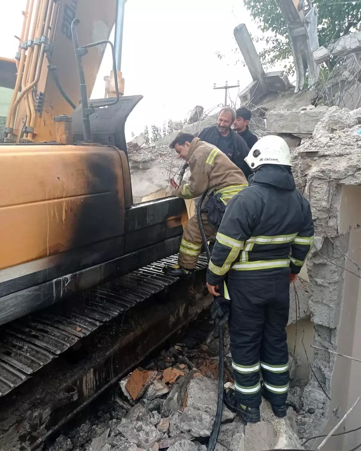 Dörtyol ilçesinde bir iş makinesi yandı