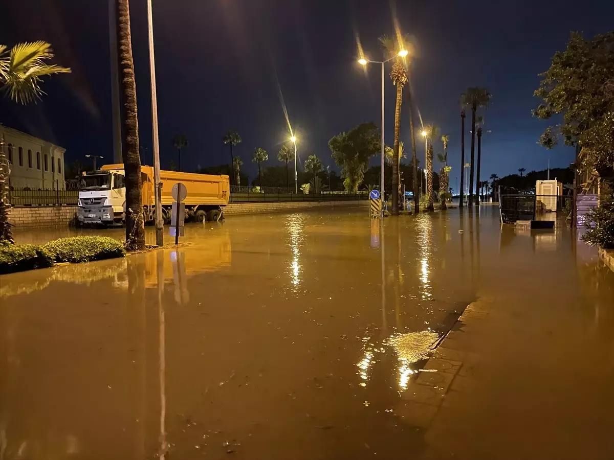 Hatay\'da sağanak ve fırtına yaşamı olumsuz etkiledi