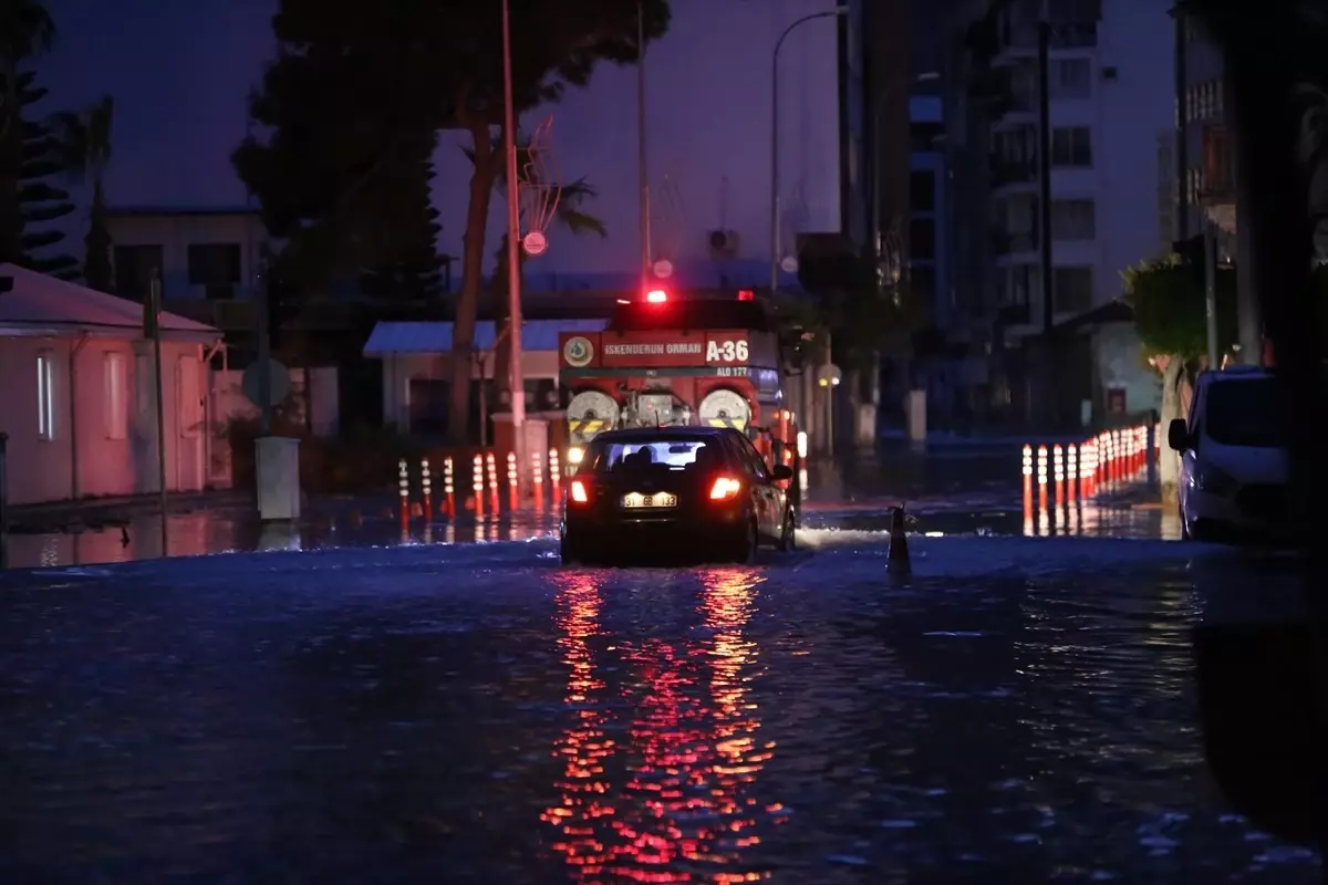 İskenderun\'da Sağanak Yağış Sonucu Yollar Su Altında Kaldı