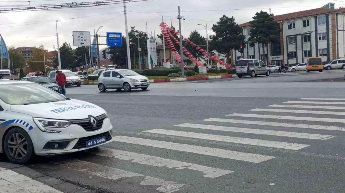 Malatya\'da iki otomobilin karıştığı trafik kazasında maddi hasar meydana geldi