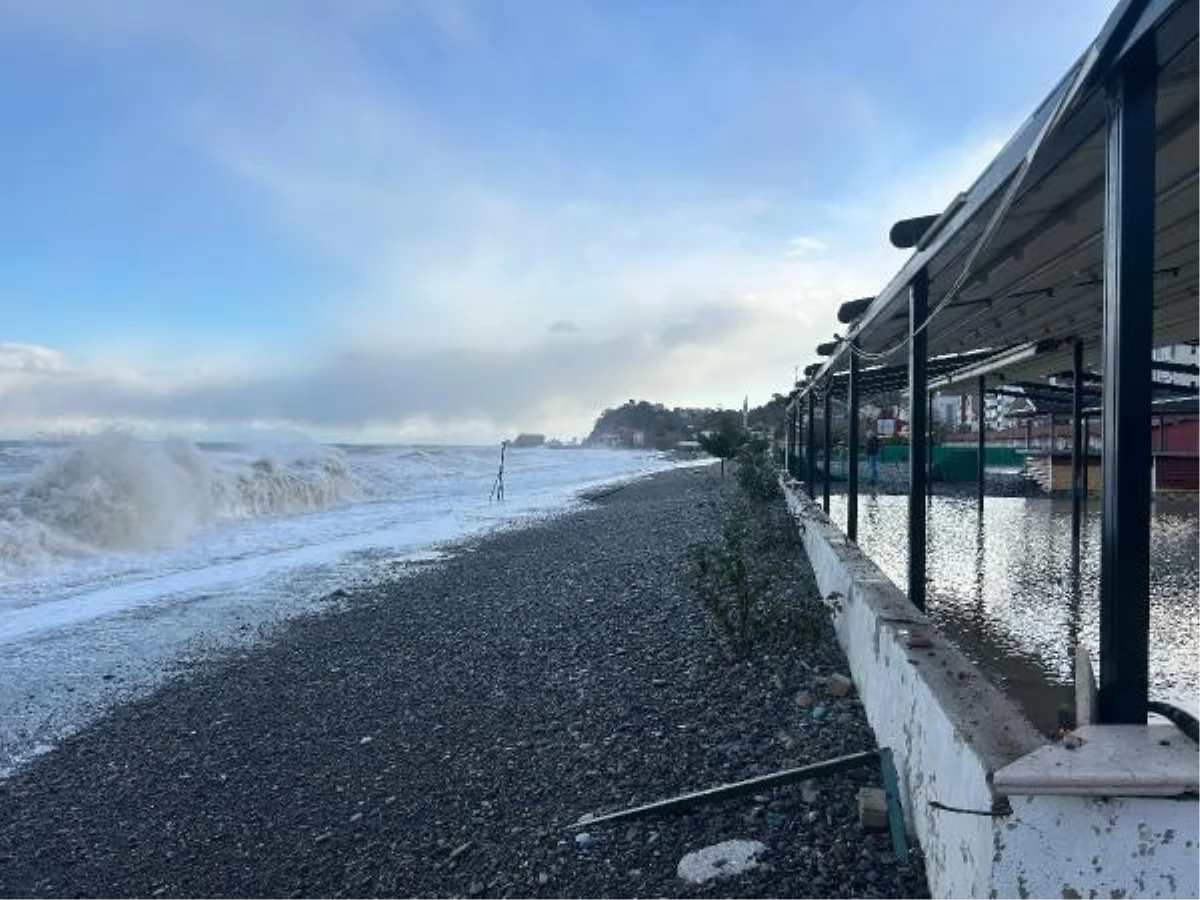 Kastamonu\'da Fırtına Sonucu Deniz Suyu Yükseldi