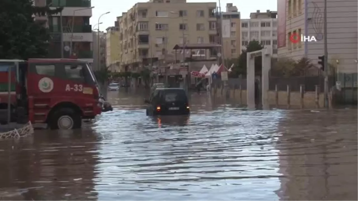 İskenderun\'da şiddetli yağış ve fırtına sonucu sokaklar sular altında kaldı