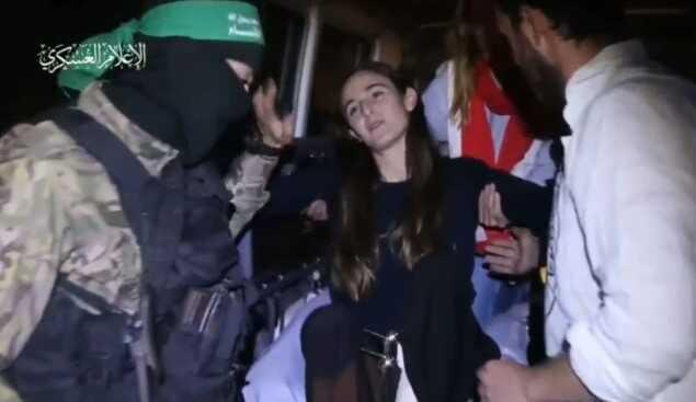 İsrailli Maya'nın Kızılhaç yetkililerine teslim edilirken Hamas askerlerine gülümsemesi büyük yankı uyandırdı.