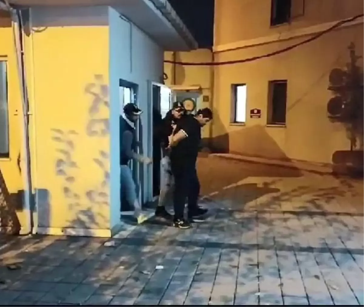 İstanbul\'da firari hükümlüler operasyonla yakalandı