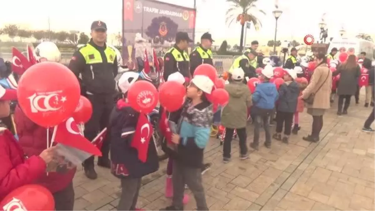 İzmir\'de jandarma ile öğrenciler bir araya geldi