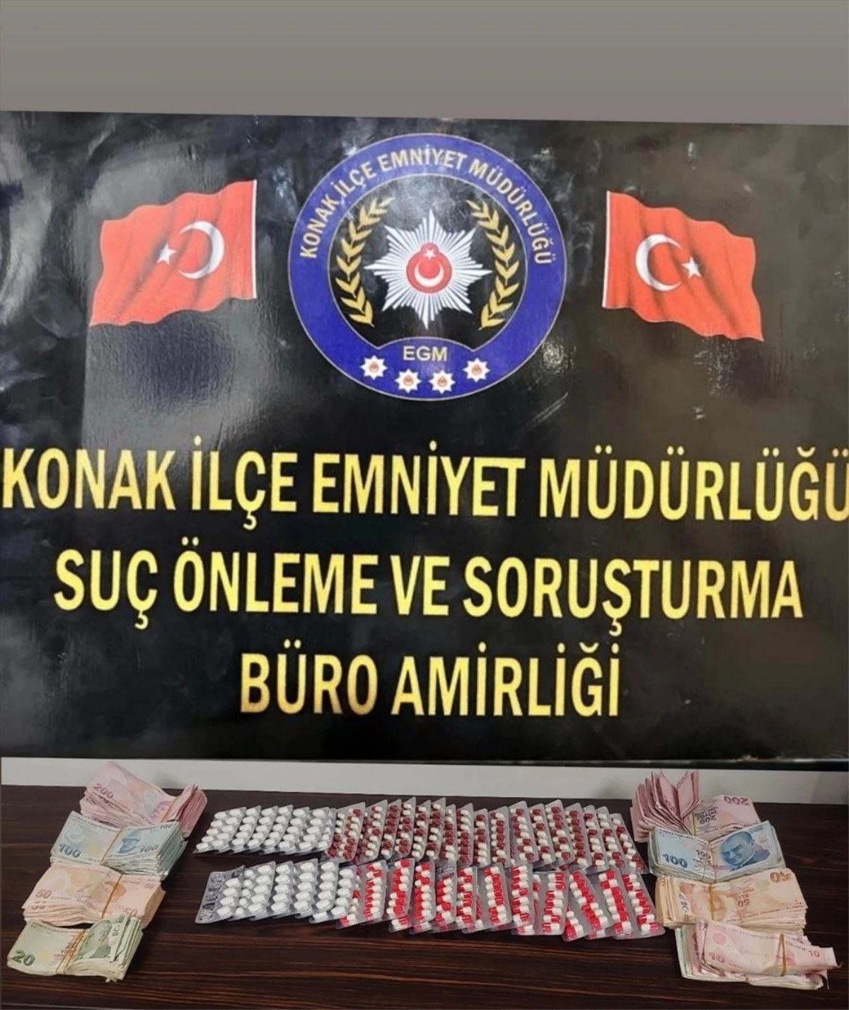 İzmir\'de uyuşturucu operasyonu: 541 sentetik ecza ve silahlar ele geçirildi