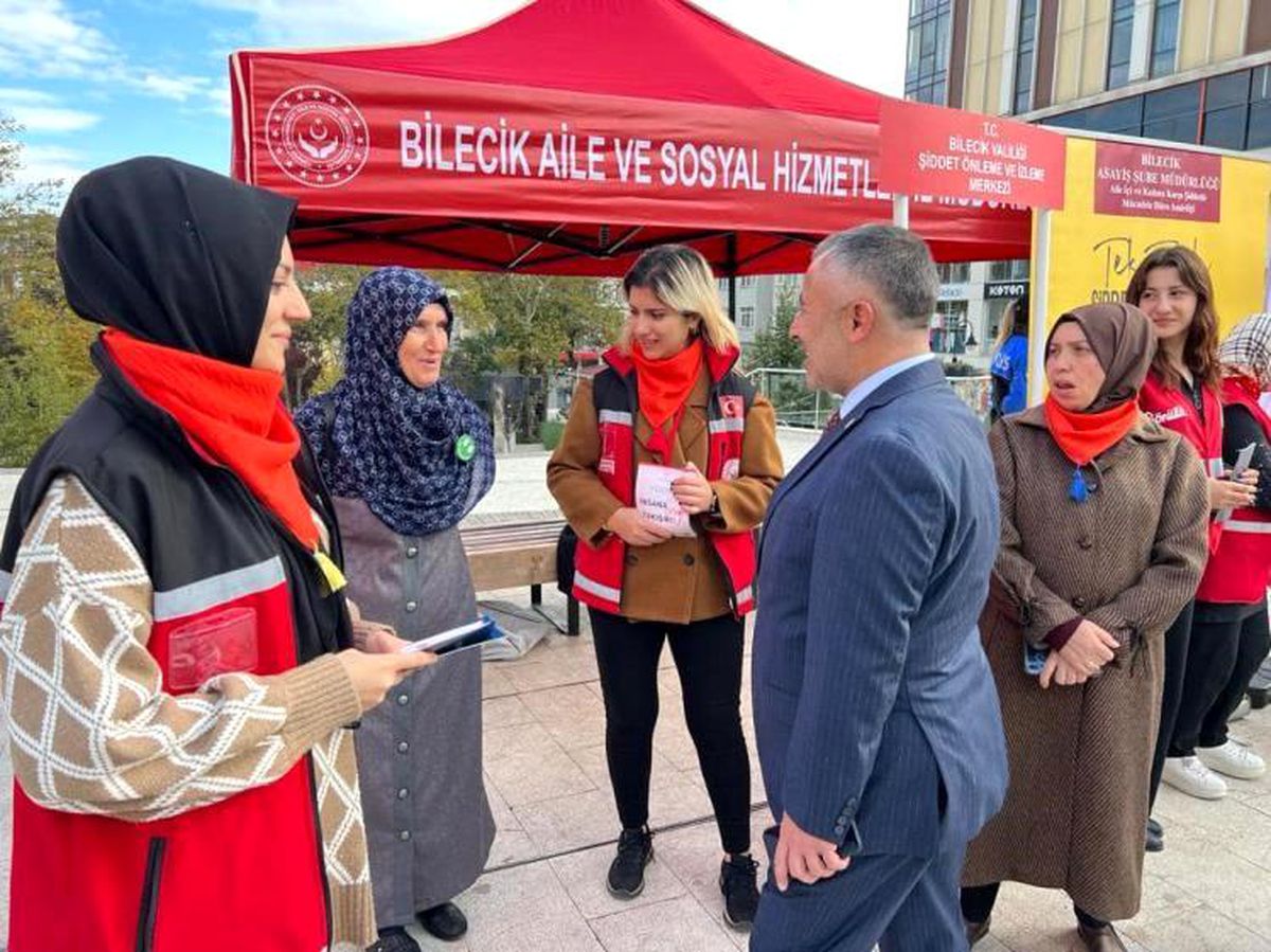AK Parti İl Başkanı Kadına Şiddete Karşı Stantları Ziyaret Etti