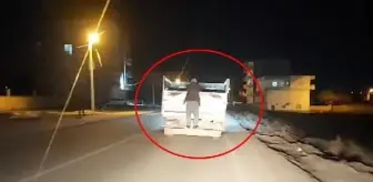Kamyonetin Arkasında Tehlikeli Yolculuk
