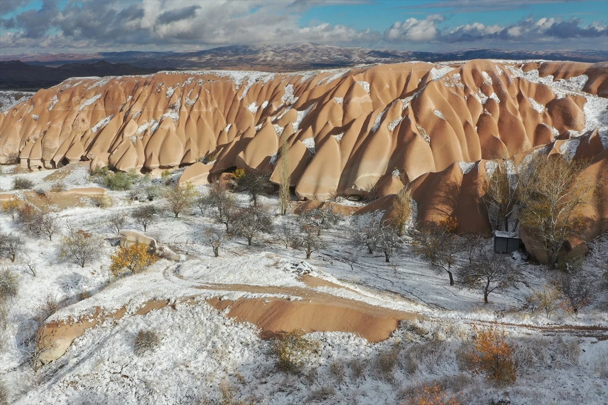 Kapadokya\'da Kar Yağışı Sonrası Peribacaları Beyaz Örtüyle Kaplandı