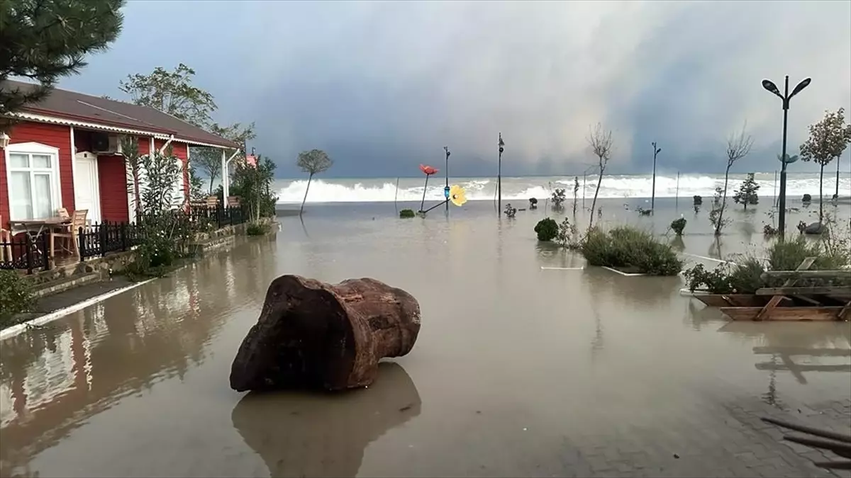 Karadeniz\'de fırtına dev dalgalar oluşturdu