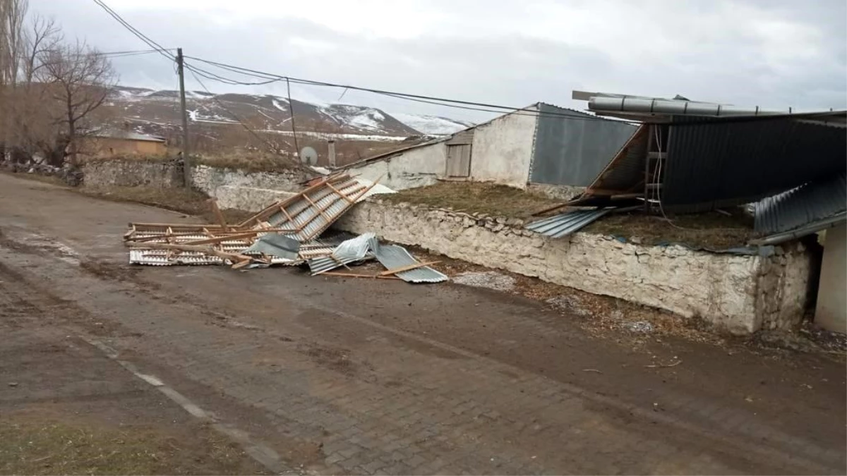 Kars\'ta Şiddetli Rüzgar Çatıları Uçurdu