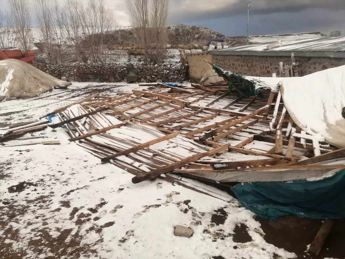 Kars\'ta Şiddetli Fırtına: Evlerin Çatısı Uçtu, Binalar Hasar Gördü