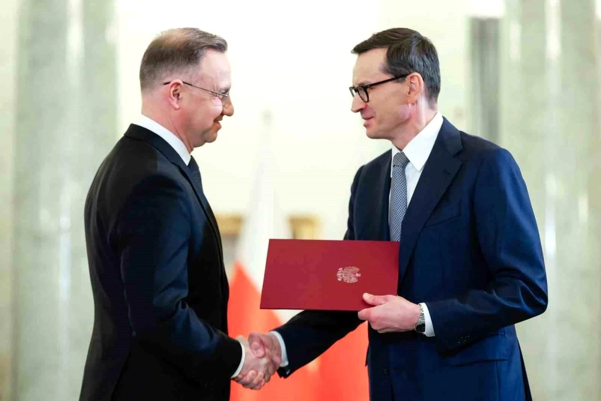 Polonya\'da Yeni Hükümet Göreve Başladı