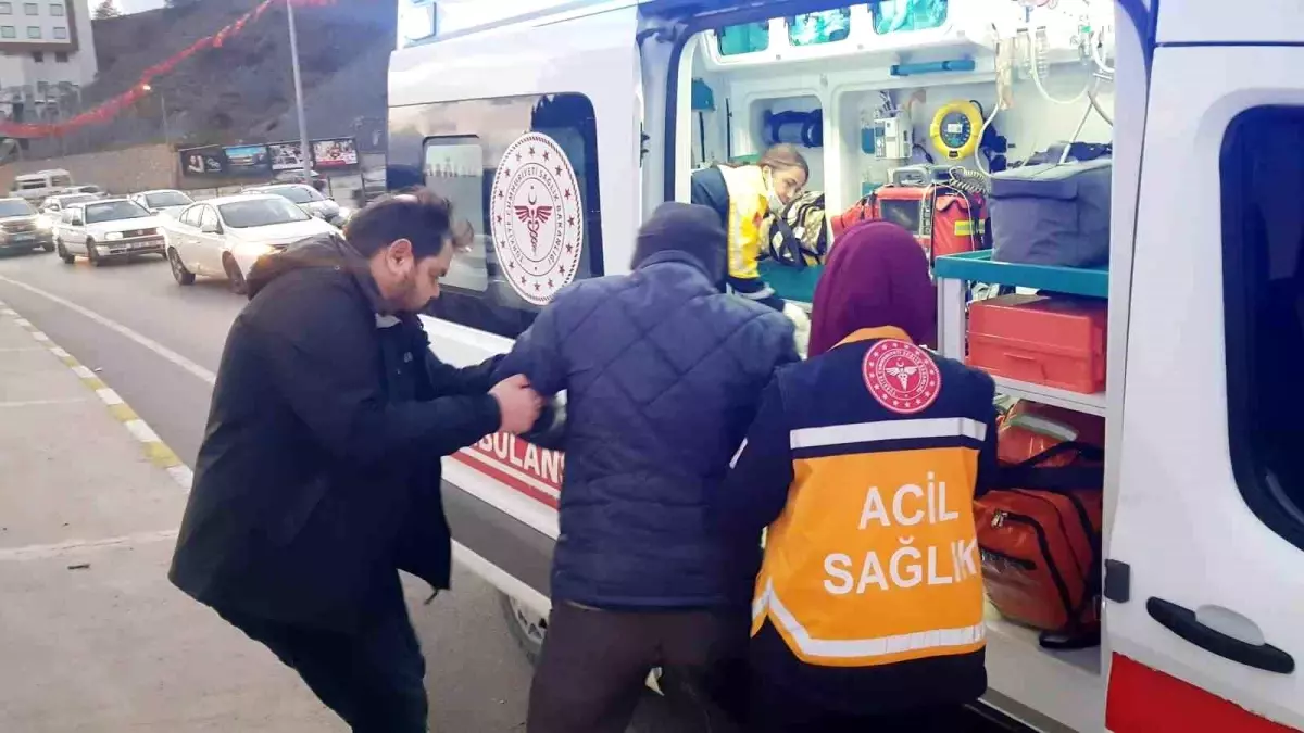 Karabük\'te otomobil refüjdeki duvara çarptı, sürücü yaralandı