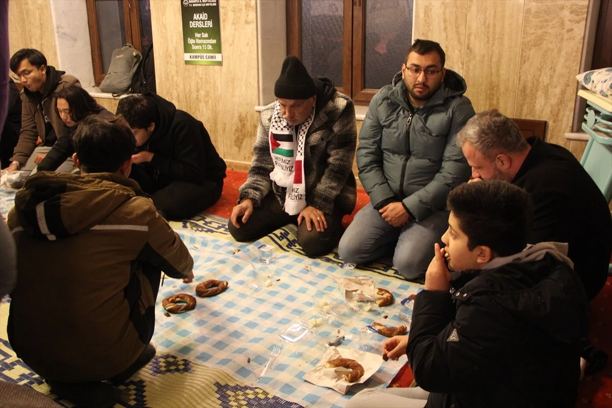 Sakarya\'da Filistinlilere destek amacıyla toplu iftar düzenlendi