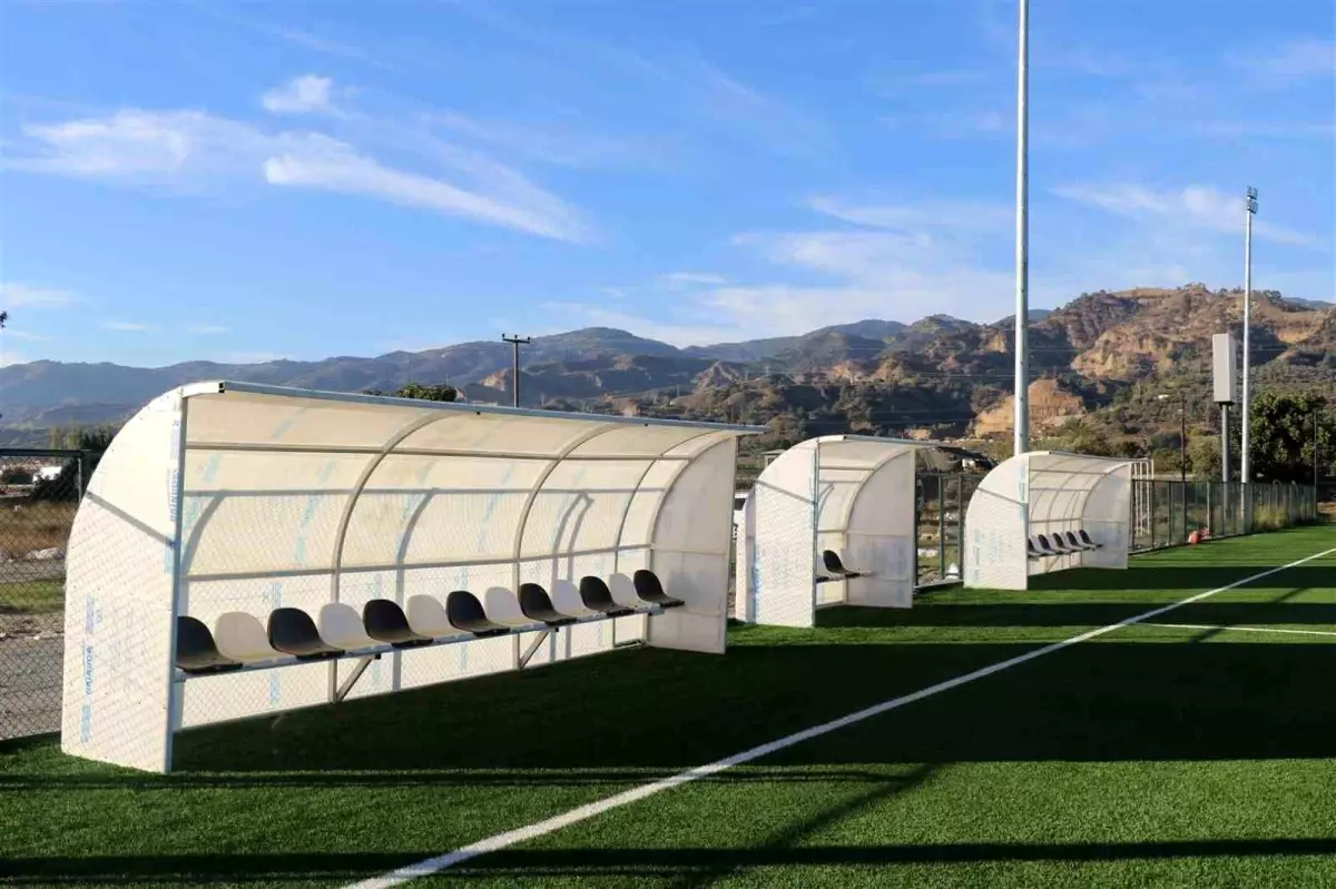 Aydın Serçeköy Mahallesi\'nde Yapımı Devam Eden Sentetik Çim Saha Sporseverlerin Beğenisini Kazanıyor