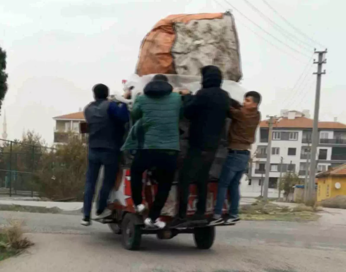 Aksaray\'da Şiddetli Rüzgarda Atık Kağıt Dolu Triportörün İlginç Yolculuğu