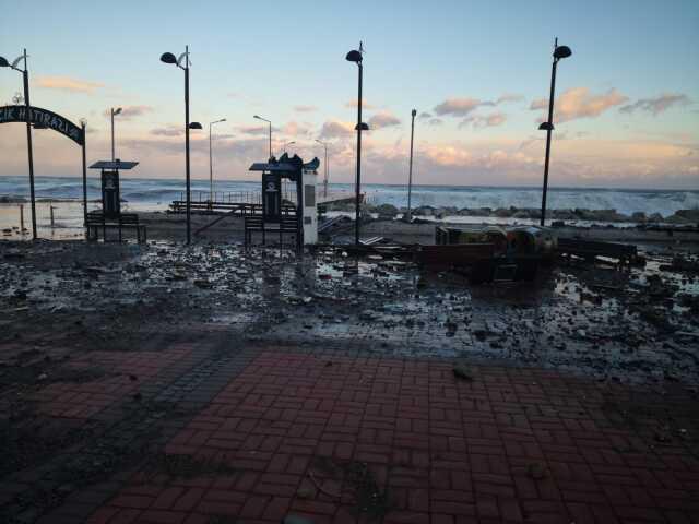 Sinop Ayancık'ta Dev Dalgalar İskele Meydanında Zarara Yol Açtı