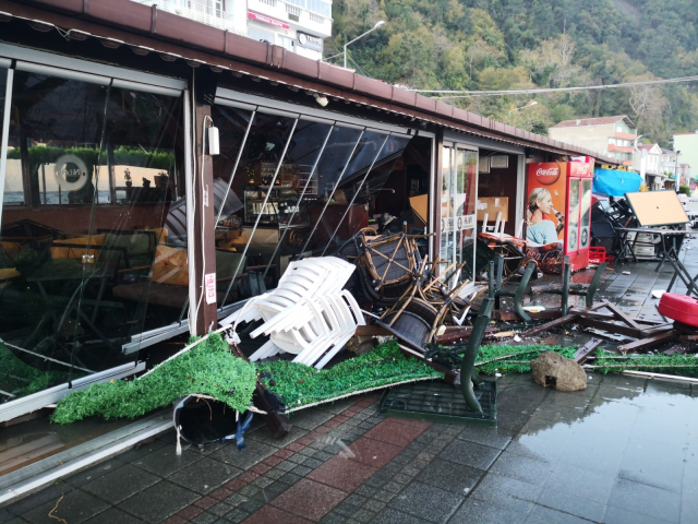 Sinop Ayancık'ta Dev Dalgalar İskele Meydanında Zarara Yol Açtı