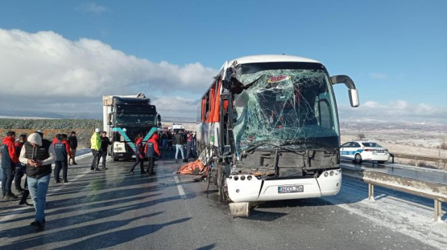 Sivas'ın Yıldızeli ilçesinde otobüs kazası: 1 ölü, çok sayıda yaralı