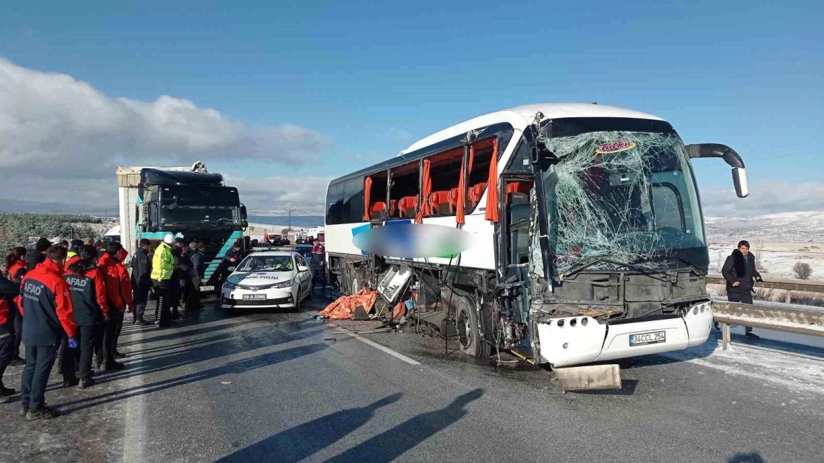 Sivas\'ta Otobüs Tıra Çarptı: Bir Kişi Hayatını Kaybetti