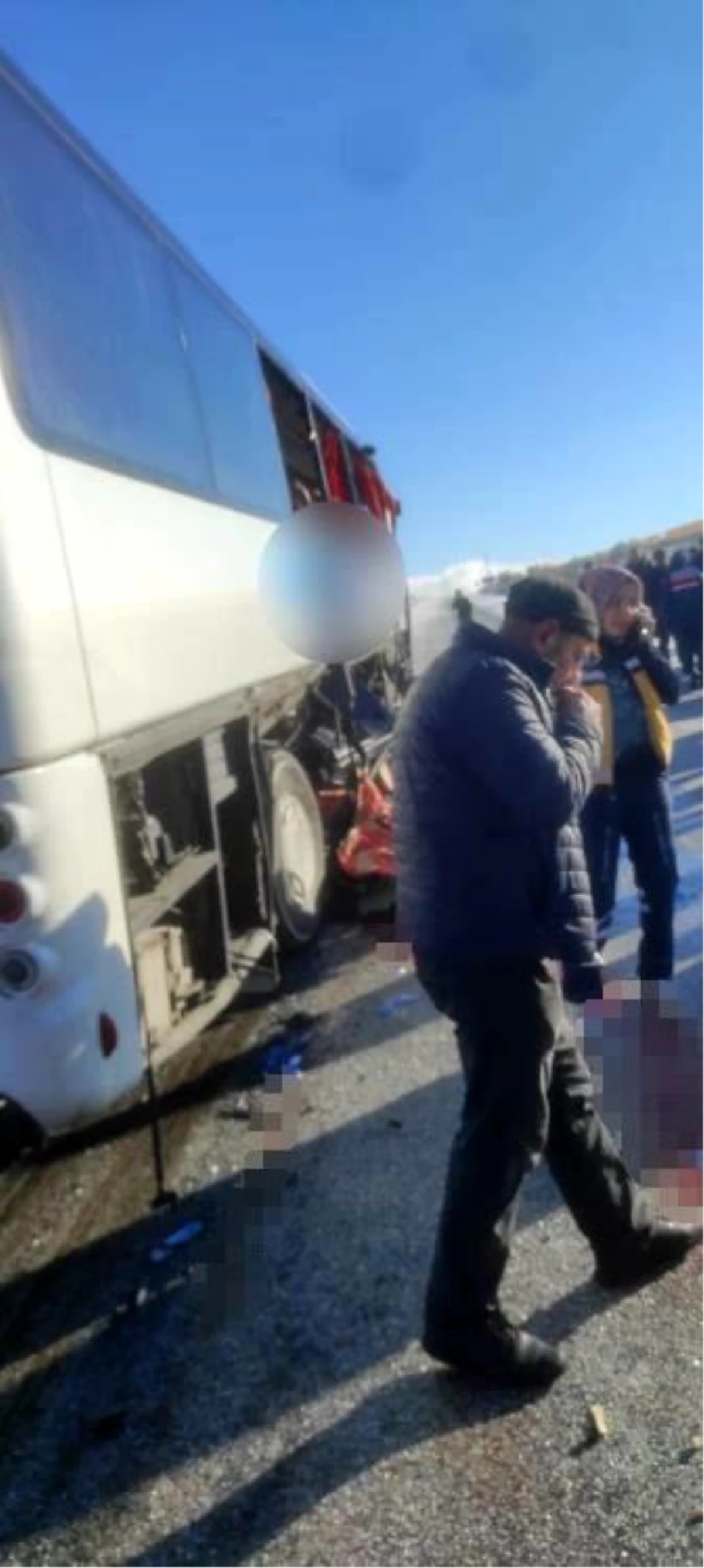 Yolcu otobüsü tıra çarptı: 1 ölü, 2 yaralı