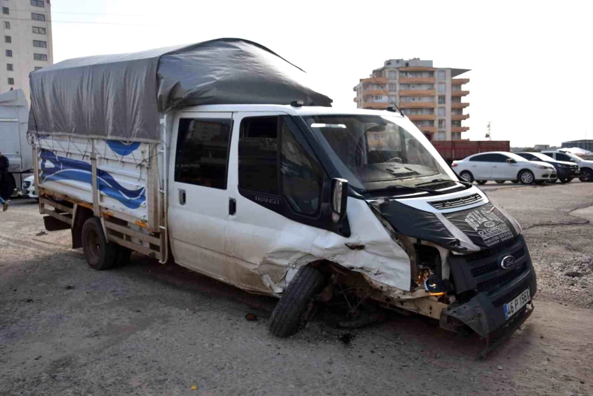 Şanlıurfa Siverek\'te otomobil ile kamyonet çarpıştı: 4 yaralı