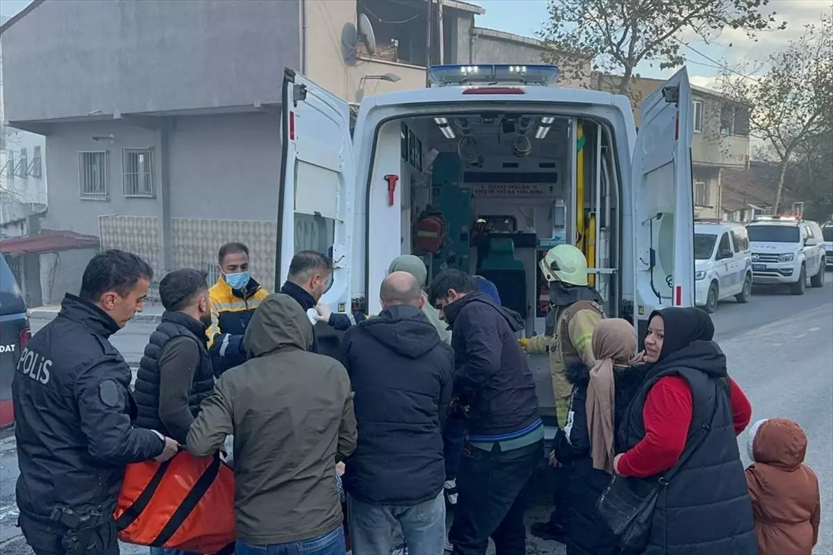 Sultangazi\'de çıkan yangında 4 kişi hastaneye kaldırıldı