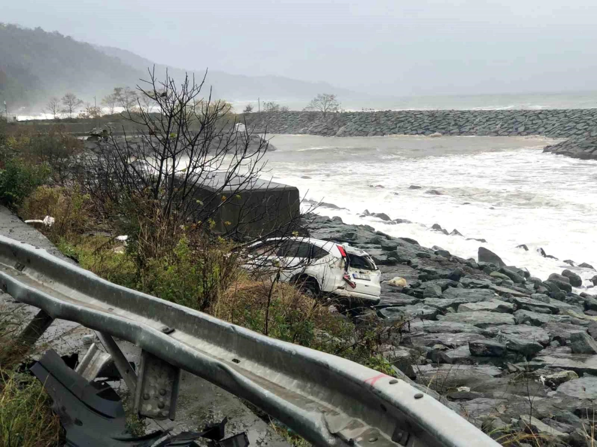 Rize\'de otomobil deniz kenarındaki kayalıklara uçtu, sürücü yaralandı