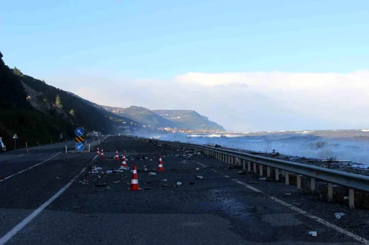 Sinop\'ta Dev Dalgalar Ulaşımda Aksamalara Neden Oldu