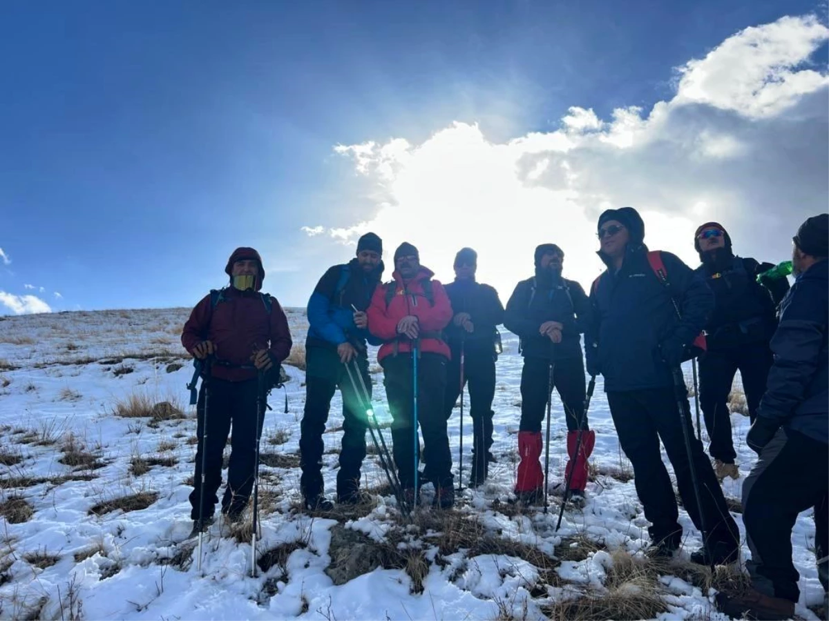 Van Gölü Aktivistleri Derneği Üyeleri Pamuk Dağı\'nda Filistin Bayrağı Açtı