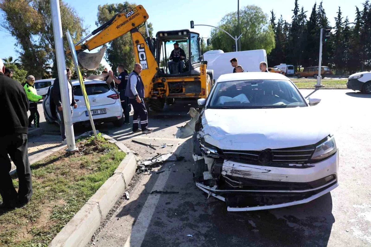Adana\'da otomobil kazası: Yan yatan araçta sıkışan yaşlı kadın yaralandı