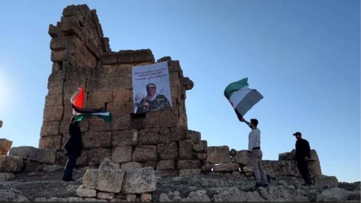 Zerzevan Kalesi\'ne Hamas Sözcüsü Ebu Ubeyde\'nin Posterini Astılar