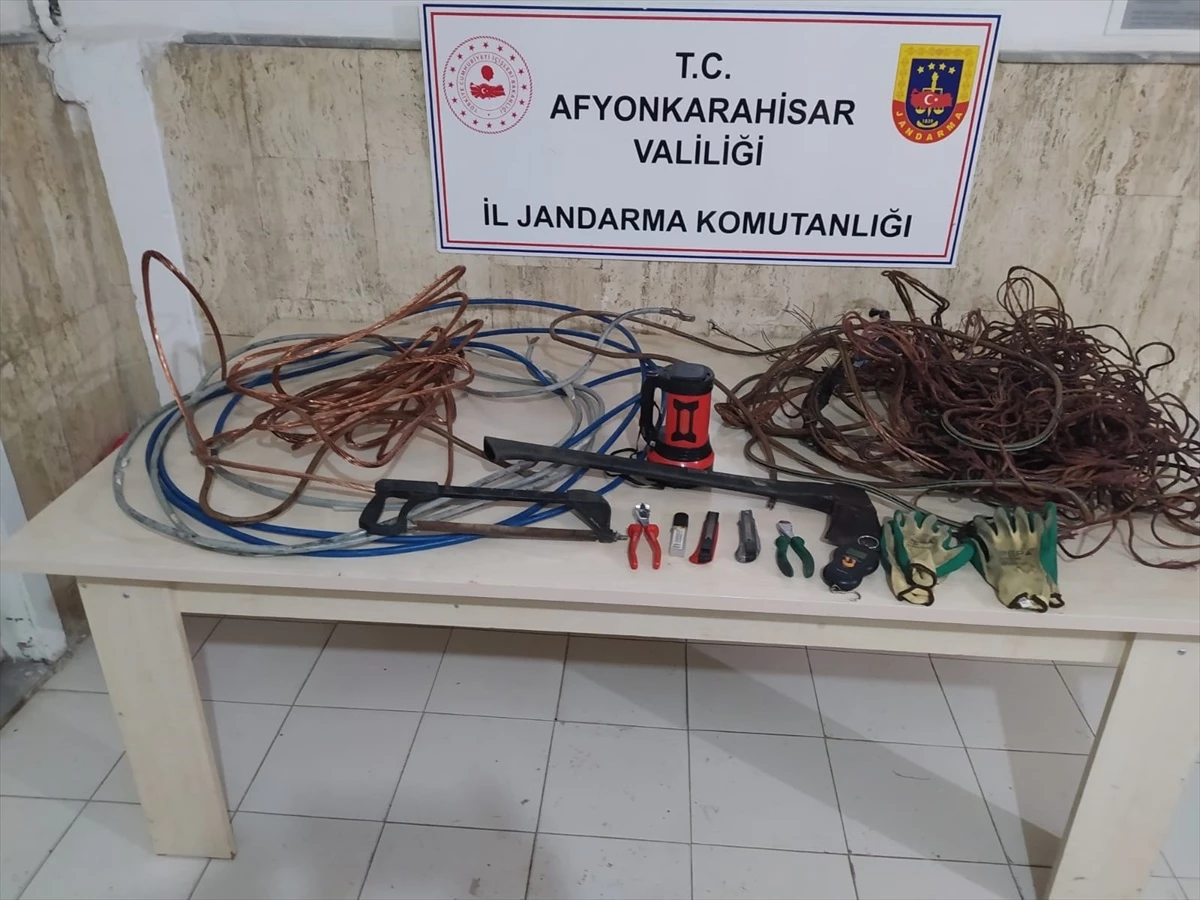 Afyonkarahisar\'da trafodan kablo hırsızlığı yapan 2 kişi yakalandı