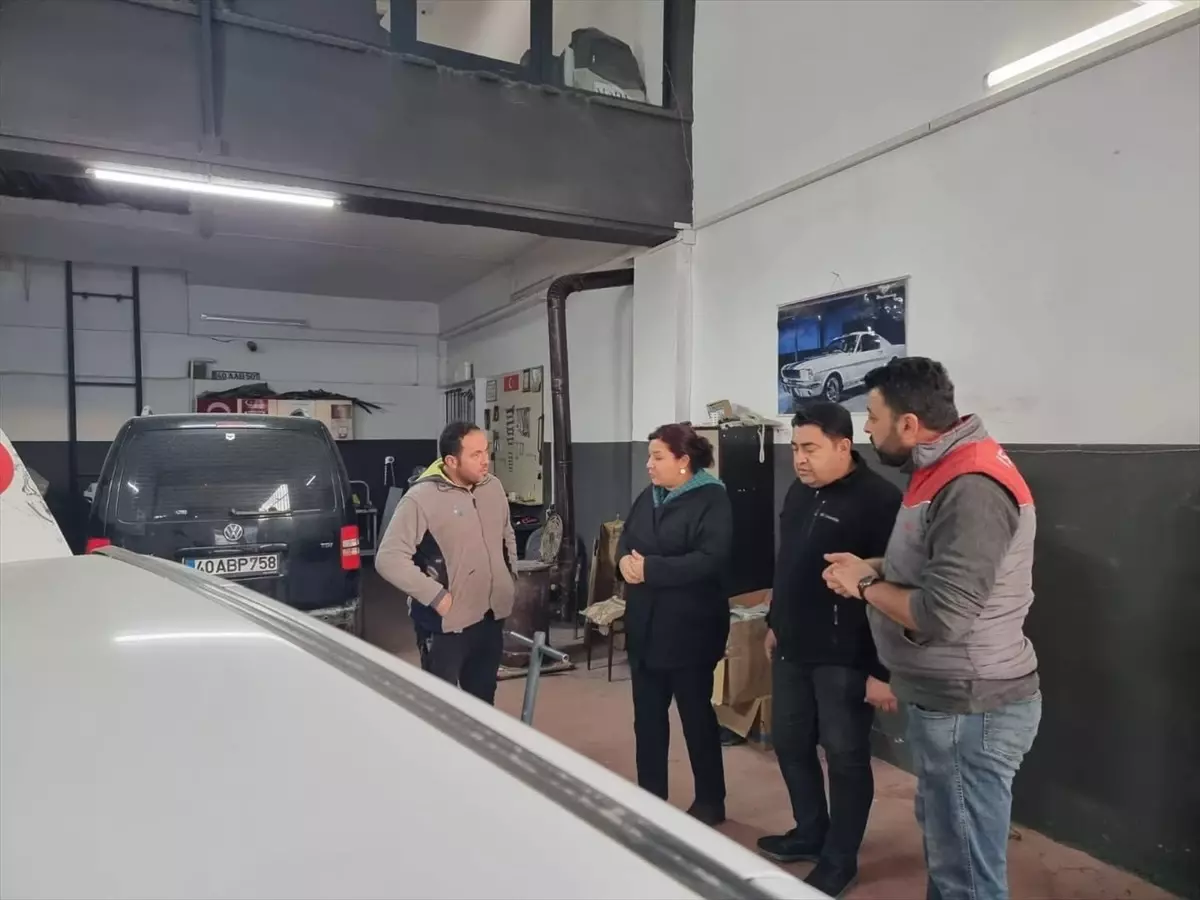 AK Parti Kırşehir İl Başkanı Seher Ünsal, fırtınada hasar gören sanayi esnafını ziyaret etti