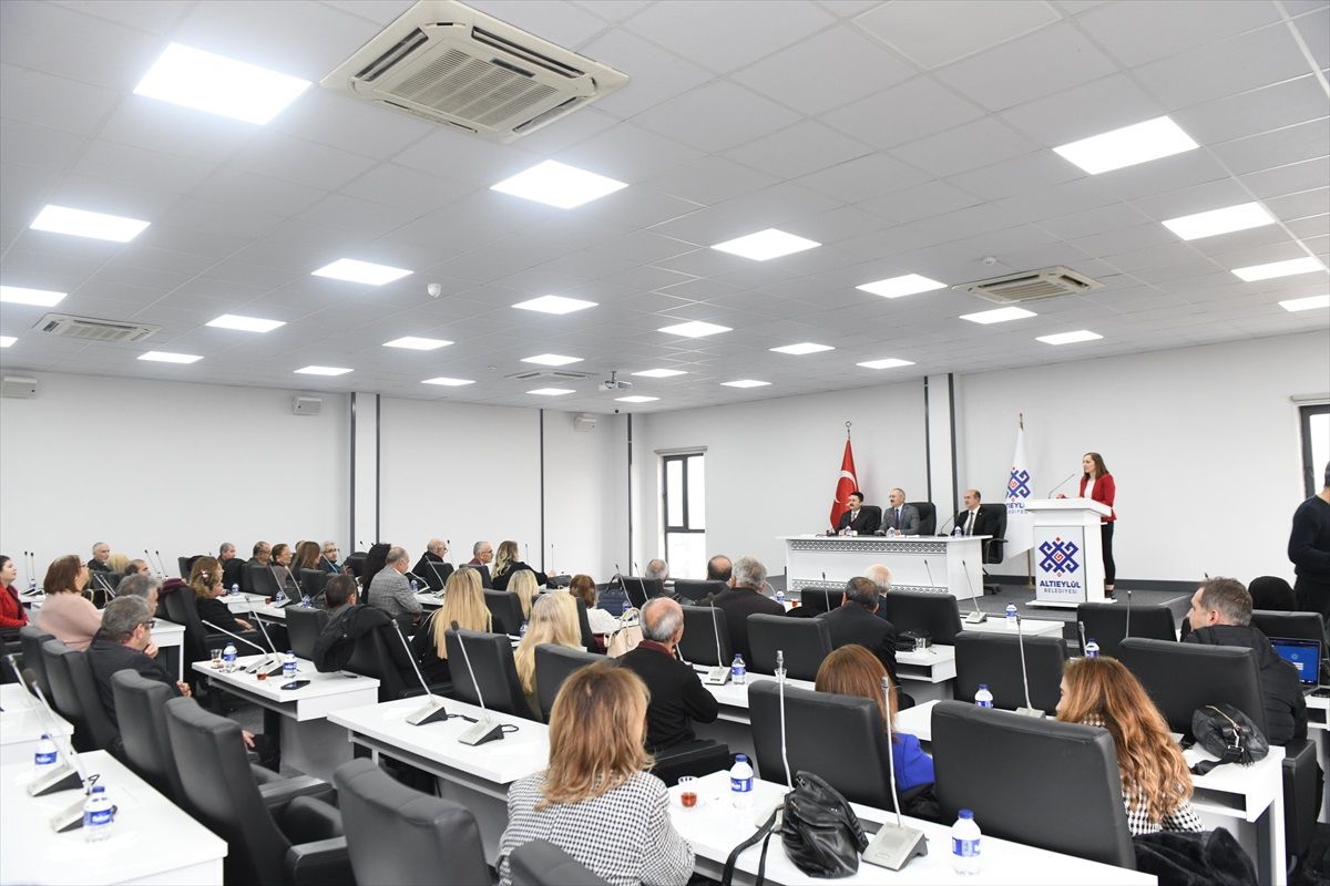 Altıeylül Belediyesi ve İlçe Milli Eğitim Müdürlüğü\'nden öğretmenlere hizmet şeref belgesi